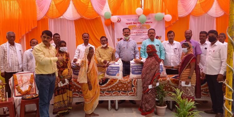 सार्वे ता. पाचोरा येथे खावटी योजनेअंतर्गत अन्नधान्य किट वाटप