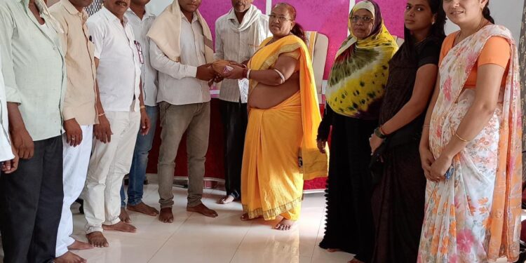 आमदाराकडे हनुमान मंदिराचे सभामंडप मागणीसाठी गेलो होतो … ग्रामसेवकाच्या तक्रारीसाठी नाही : सरपंच इनुस तडवी