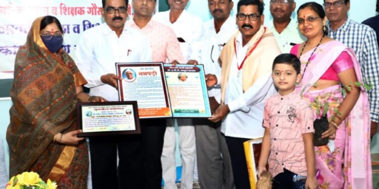 श्री ग गो बेंडाळे हायस्कुल चे अर्जुन सांळुके यांना आदर्श शिक्षक पुरस्कार