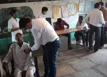 वृंदावन मल्टी स्पेशालिटी हॉस्पिटल तर्फे वलवाडी या गावात महाआरोग्य शिबिर