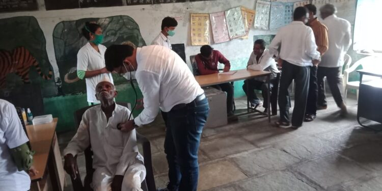 वृंदावन मल्टी स्पेशालिटी हॉस्पिटल तर्फे वलवाडी या गावात महाआरोग्य शिबिर