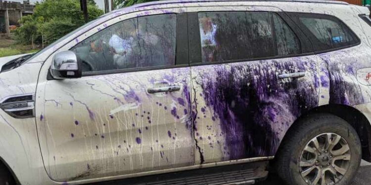 किरीट सोमय्यांच्या ताफ्यावर दगडफेक आणि शाईफेक