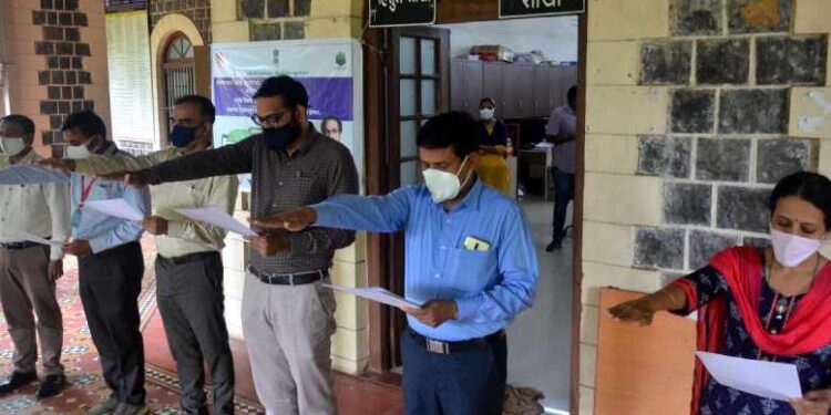 माजी प्रधानमंत्री भारतरत्न स्व. राजीव गांधी यांना जिल्हाधिकारी कार्यालयात अभिवादन