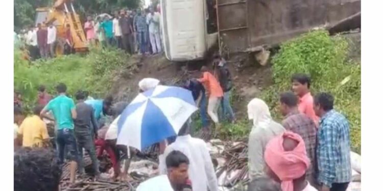 ट्रक पलटी होऊन भीषण अपघात ; 12 जणांचा मृत्यू