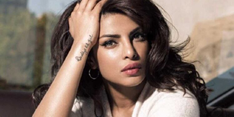 लाज वाटत नाही का? : प्रियांका चोप्राच्या ‘त्या’ फोटोवर युजर्स संतापले