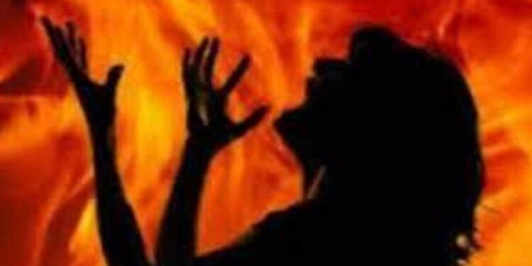 धक्कादायक ! दारूच्या नशेत अंगावर पेट्रोल टाकून महिलेस जाळले