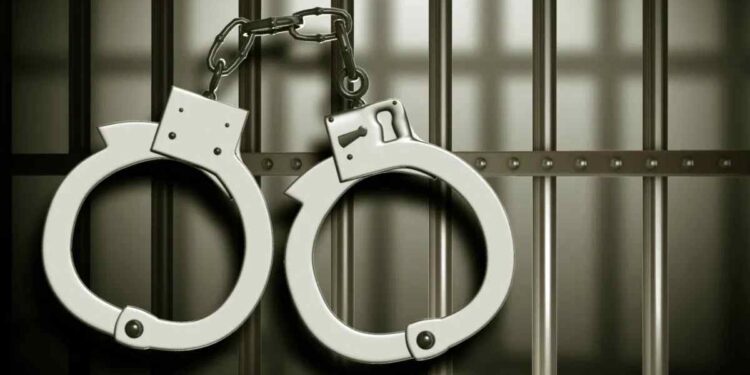 अश्लील संदेश पाठवल्याप्रकरणी पोलिसाला अटक