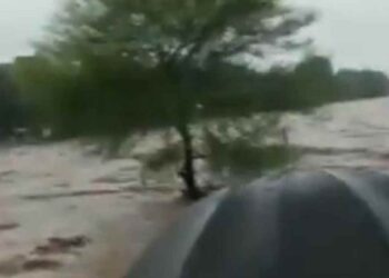 चाळीसगावला महापुराच्या पाण्याचा वेढा ; नागरिकांना शाळेमध्ये हलविले