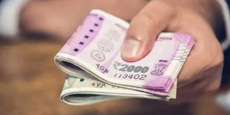 FD मध्ये गुंतवणूक करण्यापूर्वी ‘या’ चार गोष्टी लक्षात ठेवा