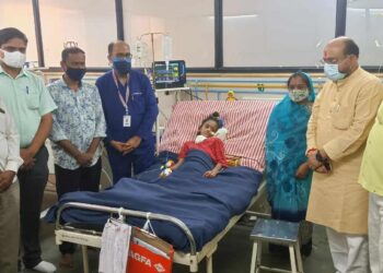 चिमुकलीला वाचविण्यासाठी पालकमंत्र्यांचा पुढाकार, आर्थिक मदतीसह दिला धीर