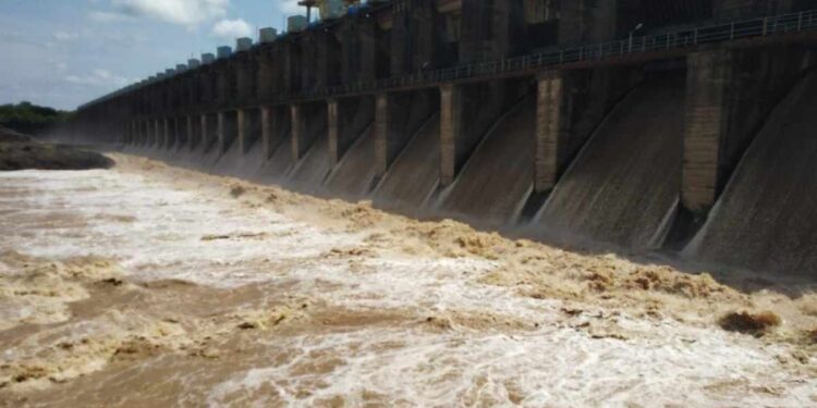 हतनूरचे 14 दरवाजे पूर्ण उघडले ; तापी नदीकाठच्या गावांना सतर्कतेचा इशारा