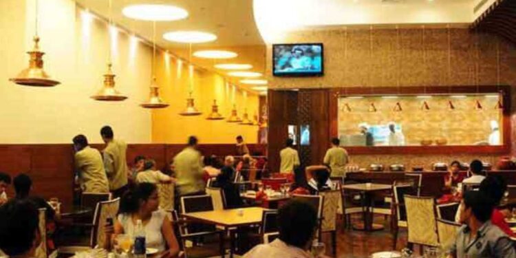 राज्यात हॉटेल्स रात्री 10 पर्यंत खुली ठेवण्यास मुभा, वाचा काय आहे नवीन नियमावली?