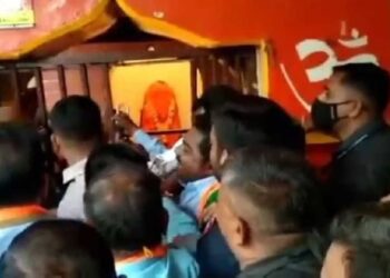 आ.गिरीश महाजनांनी उघडले मंदिर