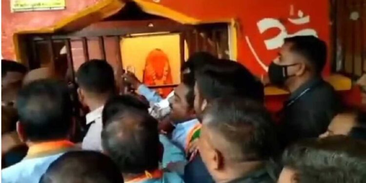 आ.गिरीश महाजनांनी उघडले मंदिर