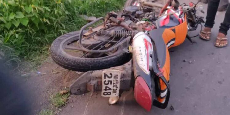 दोन दुचाकींची धडक; दोन युवक जागीच ठार, एक गंभीर