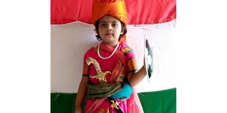 स्वातंत्र दिन निमित्त वेदिकाने साकारली झाशीची राणीची भूमिका