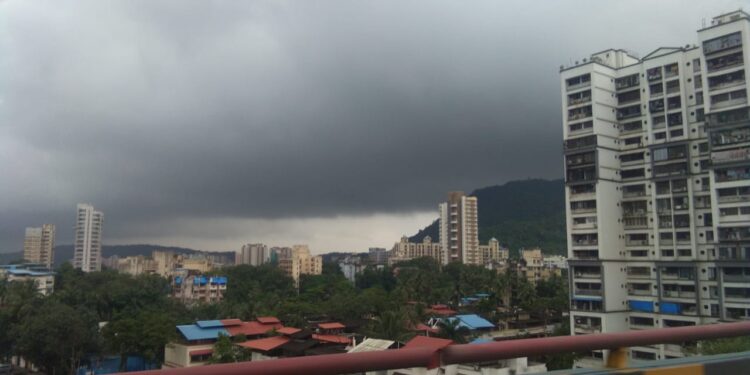 मुंबई पालघर ठाणे रायगडमध्ये पुढील चार तासात मुसळधार पावसाची शक्यता ; बाहेर पडतांना काळजी घ्या…