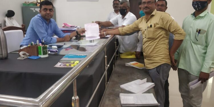 तलाठी संघटनेने पिक कापणी प्रयोगाचे काम नाकारले ; तहसीलदारांना निवेदन