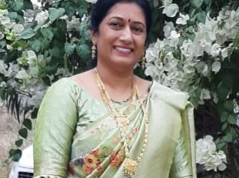 शिक्षिका श्रीमती सुवर्णा विठ्ठल महाजन  यांना समाजरत्न पुरस्कार