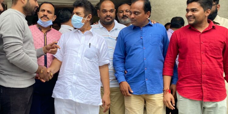 शिक्षक आमदार सुधीर तांबे यांच्या सोबत पाचोऱ्यातील शिक्षकांची सकारात्मक चर्चा