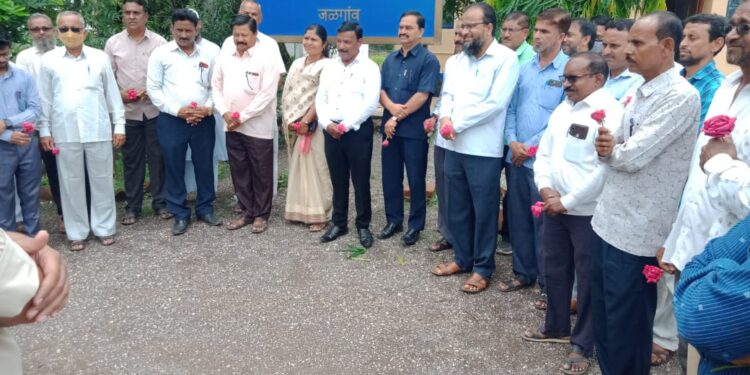 कासोदा पोलीस स्टेशन मार्फत शिक्षक दिनानिमित्त परिसरातील मुख्याध्यापक व शिक्षकांचा सन्मान