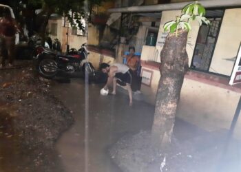 रामेश्वर कॉलनीनित घराघरात पाणी अन्नपदार्थ व वस्तूंचे नुकसान
