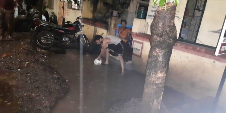 रामेश्वर कॉलनीनित घराघरात पाणी अन्नपदार्थ व वस्तूंचे नुकसान