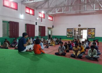 यजुर्वेंद्र महाजनांनी अति दुर्गम भागातील विद्यार्थ्यांशी साधला सवांद