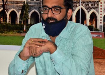 अतिवृष्टीग्रस्त गावांत रोगराई पसरु नये म्हणून जिल्हाधिकारी अभिजित राऊत यांनी दिले निर्देश