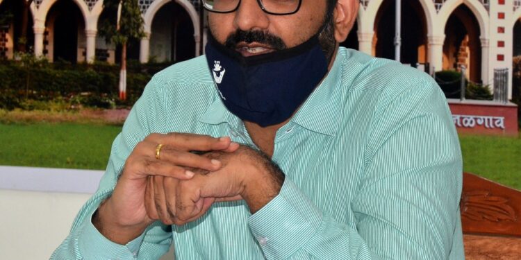 अतिवृष्टीग्रस्त गावांत रोगराई पसरु नये म्हणून जिल्हाधिकारी अभिजित राऊत यांनी दिले निर्देश