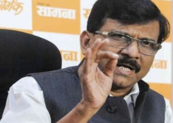 मराठी माणूस बेळगावमध्ये हरल्याबद्दल तुम्ही पेढे वाटत आहात, लाज नाही वाटत तुम्हाला? ; संजय राऊतांचा संतप्त सवाल