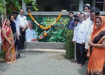 कांताईंच्या स्मृतीदिनी भवरलाल जैन यांच्या  प्रेरणादायी  विचारांच्या  फलकाचे भूमिपुत्राकडून अनावरण