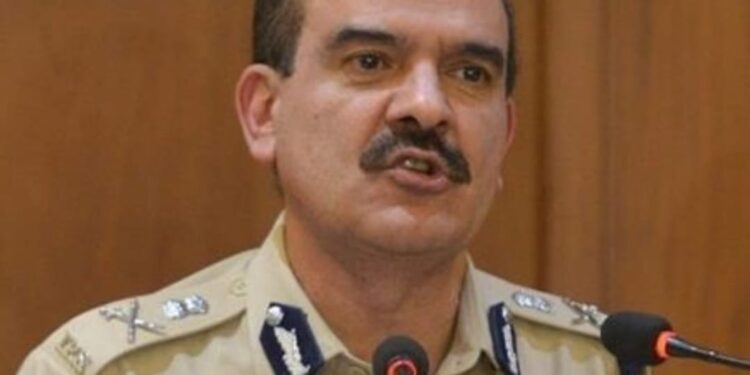 आयोगासमोर गैरहजर राहणे पडले महागात ; माजी पोलिस आयुक्त परमबीर सिंग यांच्याविरोधात जामीनपात्र वॉरंट जारी