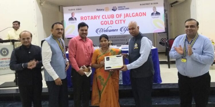 रोटरी जळगाव गोल्डसिटीतर्फे नेशन बिल्डर अ‍ॅवार्डने सुनीता सिमालेंचा गौरव
