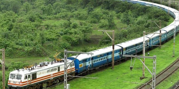 आता ट्रेनला ठराविक वेळेत ठराविक ठिकाणी पोहोचण्यास उशीर झाल्यास प्रवाशांना मिळणार नुकसान भरपाई…