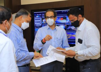 नुकसान भरपाई मिळवून देण्यासाठी आ. किशोर अप्पा  पाटील यांनी घेतली मुख्यमंत्र्यांची भेट