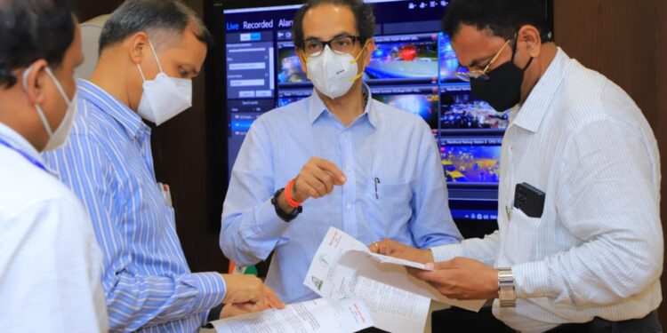 नुकसान भरपाई मिळवून देण्यासाठी आ. किशोर अप्पा  पाटील यांनी घेतली मुख्यमंत्र्यांची भेट