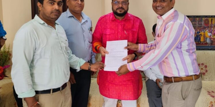 वैद्यकीय अधिकाऱ्यांना पदोन्नती द्या :आरोग्यमंत्र्यांकडे मागणी ; अधिकारी महासंघाचे पालकमंत्री गुलाबराव पाटील यांना निवेदन