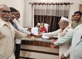 हिवरखेडा बु  येथील रस्ते व गटारी साठी गटविकास अधिकारी जामनेर यांना ग्रामस्थांचे निवेदन