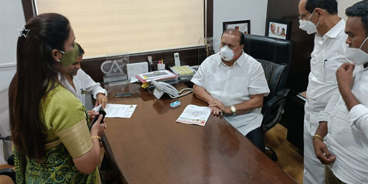 रोहिणी खडसे खेवलकर यांनी ग्रामविकास मंत्री हसन मुश्रीफ यांची घेतली भेट