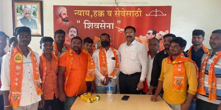 बामरुड येथील युवकांची भाजपाला सोडचिट्ठी ; शिवसेनेत केला प्रवेश