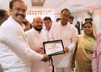 वरगव्हाण येथील नानासो गोरख रामकृष्ण पाटील ९४ . ३ माय एफ. एम. तर्फे आदर्श शेतकरी पुरस्काराने सन्मानित