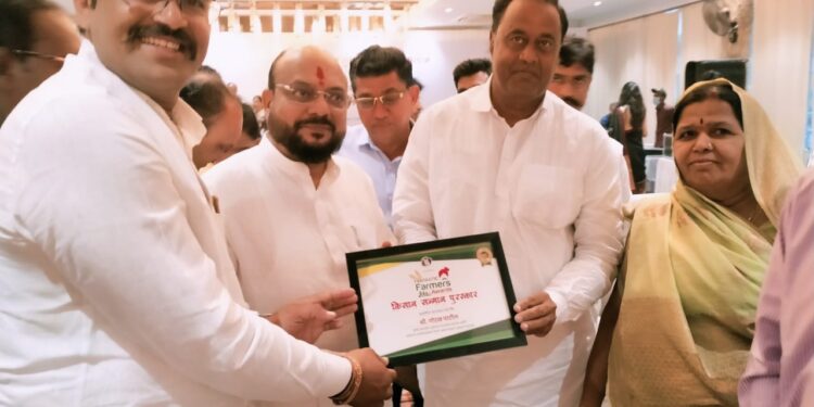 वरगव्हाण येथील नानासो गोरख रामकृष्ण पाटील ९४ . ३ माय एफ. एम. तर्फे आदर्श शेतकरी पुरस्काराने सन्मानित