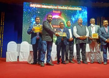 डाॅ.बापु सोनवणे यांना पुरस्काराने सन्मानित