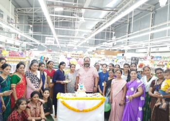 नमस्कार फुड न ग्रोसरी चे संचालक तथा समस्त लाडवंजारी समाजाचे अध्यक्ष चंद्रकांत लाडवंजारी यांचा वाढदिवस थाटामाटात साजरा