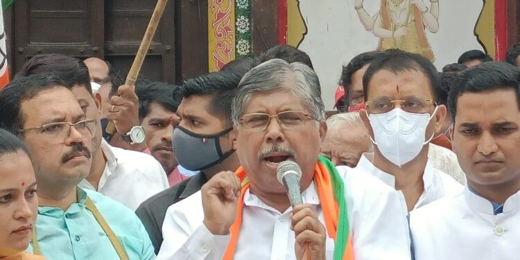 बेळगाव झांकी आहे की नाही माहिती नाही, पण मुंबई बाकी आहे… चंद्रकांत पाटील यांचं थेट शिवसेनेला आव्हान