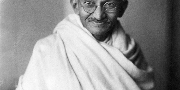 महात्मा गांधीजींच्या वस्त्रत्याग शताब्दी निमित्ताने ‘आज गांधी आठवतांना…!