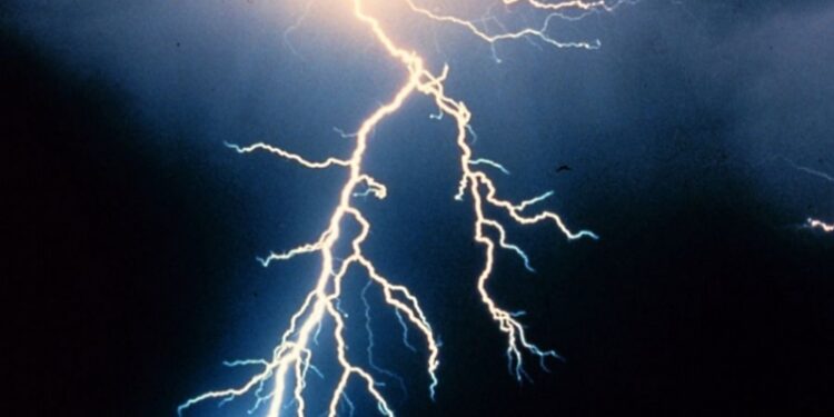 रावेर  तालुक्यात वीज पडल्याने मजूर महिला जागीच ठार