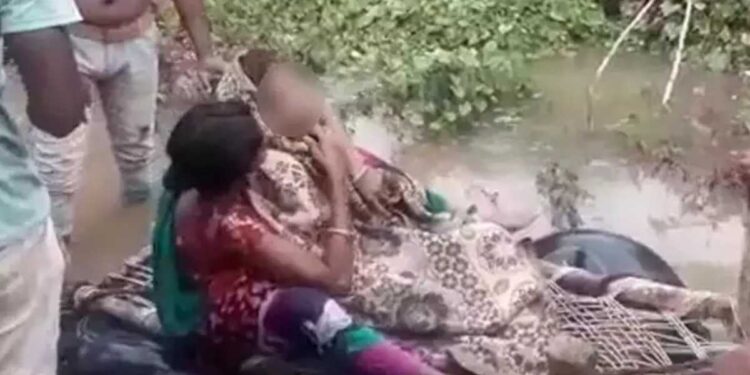 पुरामुळे सात्री गावाचा संपर्क तुटला ; उपचाराअभावी १३ वर्षीय मुलीचा मृत्यू