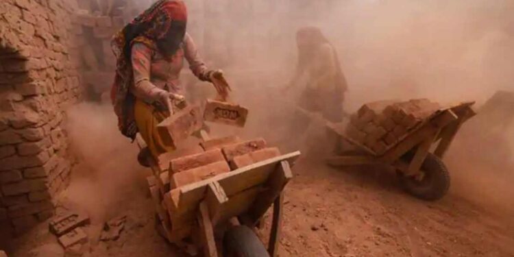 ई-श्रम पोर्टलद्वारे असंघटित कामगारांना मिळतोय 2 लाखांपर्यंतचा लाभ, त्वरीत नोंदणी करा